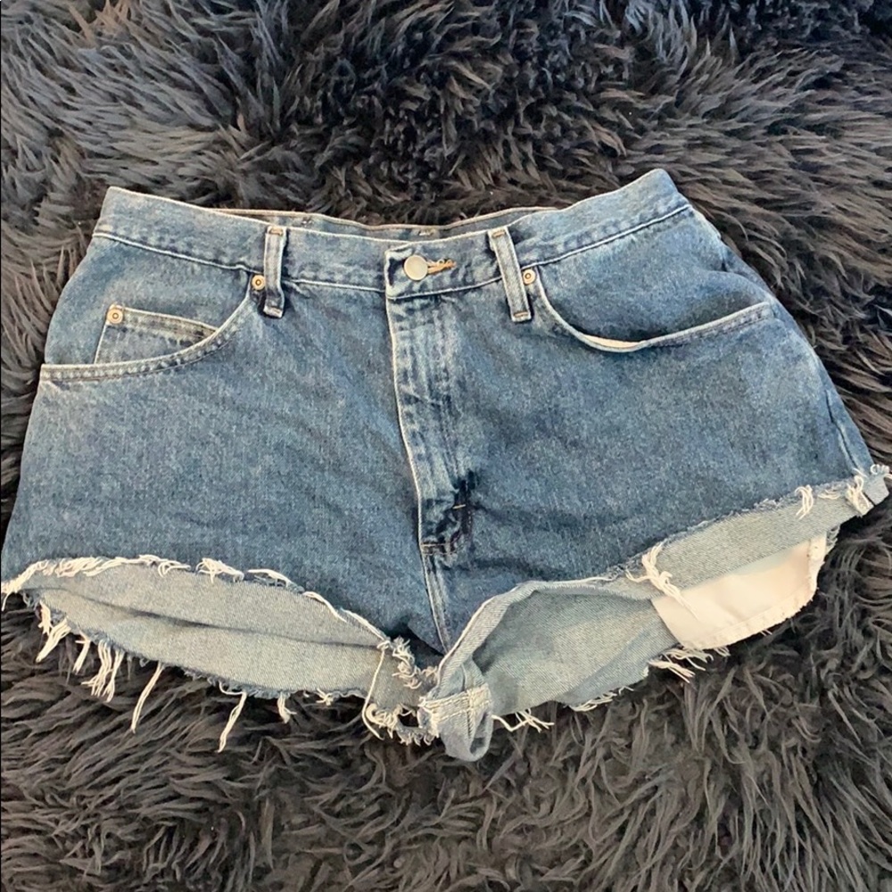 Wrangler ripped cut off denim shorts 🤩 vintage